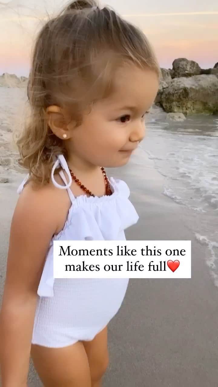 ヴィタ・シドルキナのインスタグラム：「Allegra’s first full moon swim 💕」