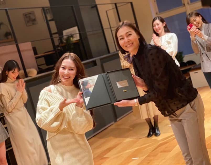 八尋莉那のインスタグラム：「9月から通っていたビューティーコンシェルジュの資格講座✨最終回でした🥺 あっという間❣️寂しい😭❣️  マインドに関することから始まり、歩き方、ファッション、小物の使い方、美しく見える所作などの魅せ方、骨格、ボディメイキング法、沢山のことを学ばせて頂きました💕  今回学んだことは私がこの仕事をしていなくても身に付けていたら人生が豊かになるなぁと思うことばかりでした☺️ 内面から出る美も大切にしたいと思います✨ モデルさん以外にも主婦の方や学生さんOLさんが受講されていました☺️ 女子校みたいで楽しくて終わってしまうのが本当に寂しい😭 会長の山森さんも講師のひろみさんもご参加されてる生徒さんも皆さん素敵な方々でお会いする度に沢山の事を学ばせて頂きました。 こだわりが強く頭が固い私でしたが💦物事をこうと決めずに様々な事を柔軟に受け入れてしなやかに生きることにしました☺️間もなく30歳を迎えますが、これからの人生にわくわくしています♡色んなことを経験して知って味わって楽しんでいきたいです。  最終回ではフォーメーションを組んでショーを行いました👠カメラマンの和田さんが撮影してくださったので、データを頂いたらこちらでお披露目しますね😘」