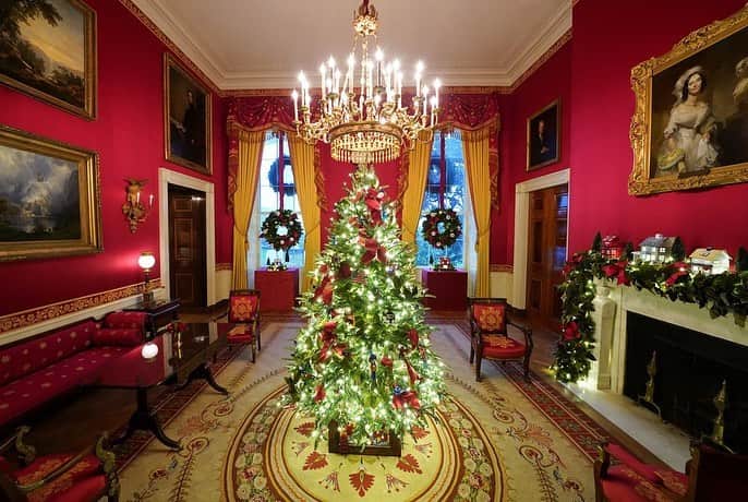 NBC Newsさんのインスタグラム写真 - (NBC NewsInstagram)「First lady Melania Trump has unveiled the 2020 White House Christmas decorations. The theme of this year's decor is "America the Beautiful," the first lady said. Pictured here, the Cross Hall, the Red Room and a gingerbread house displayed in the State Dining Room of the White House.  📷 Kevin Lamarque / @reuters」12月1日 0時56分 - nbcnews