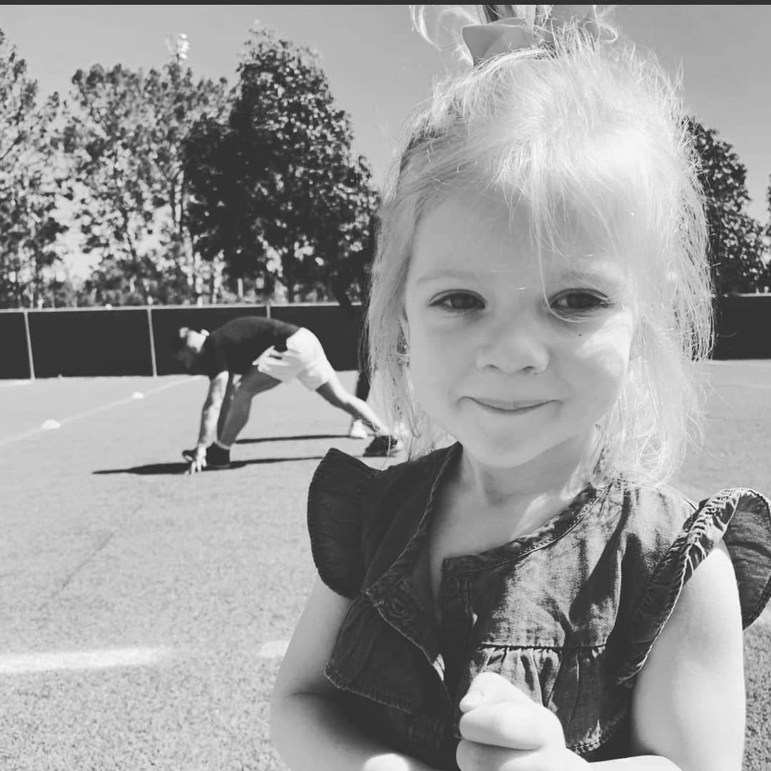 ジュリアン・エデルマンのインスタグラム：「4 years gone by in a flash. Happy birthday to my baby girl, my everything, the best thing to ever happen to me, my lily bug! 🍰 🎉 🦁 🌸 #GirlDad」