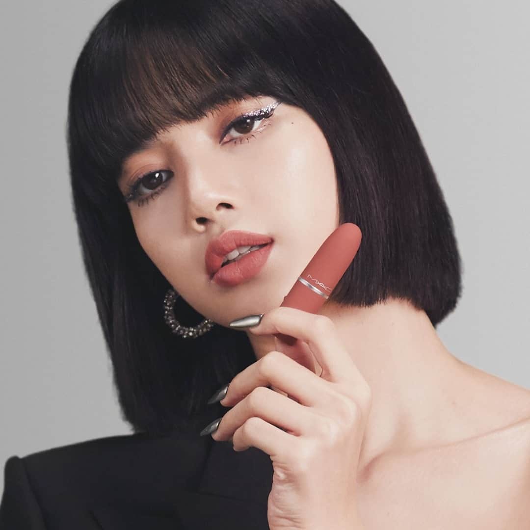 のインスタグラム：「To give – or to keep – Lisa's top holiday picks ❄️🎁? Let us know if you'll be layering on – or wrapping up – @lalalalisa_m's signature shimmer and shine with: ❄️Powder Kiss Lipstick in Mull It Over from the Showstopper Powder Kiss Lipstick x 5 Kit ❄️Eye Shadow in Ride My Slay and Catch My Snowdrift from the Rocket To Fame Eye Shadow x 12 Palette ❄️Extra Dimension Skinfinish in Show Gold ❄️Brushstroke 24-Hour Liner in Brushblack ❄️Dazzleshadow Liquid in Panthertized, Diamond Crumbles and Not Afraid To Sparkle ❄️Studio Fix Fluid SPF 15 #MACLovesLisa #MACFrostedFirework #MACHoliday」