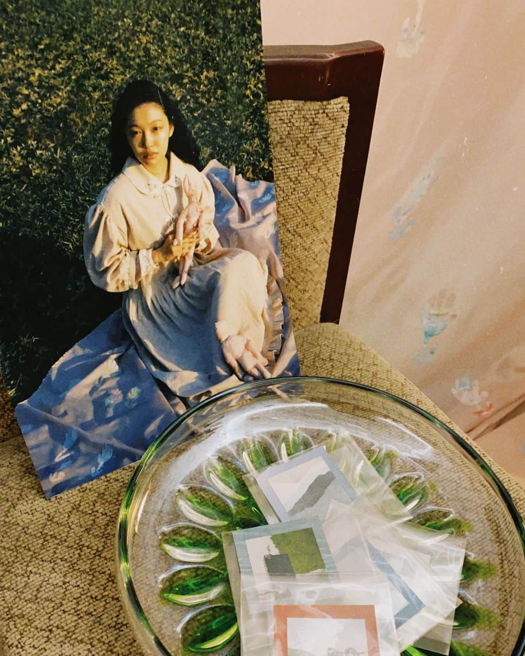 三橋栄香のインスタグラム：「この間はとっても素敵な展示会へ..  どこか懐かしさを感じる淡い空間。メッセージが込められた写真にきゅん。としました..🤍 表参道ヒルズにて12/2日までだそうです！  "いとしいとしというこころ" 🌷表参道ROKET🌷 東京都渋谷区神宮前4-12-10表参道ヒルズ同潤館3階　  ・11/27(金)〜11/30(月)11:00〜20:00 ・12/1 (火)11:00〜21:00 ・12/2(水)11:00〜18:00」