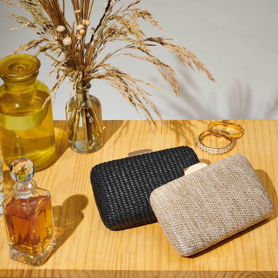 Santa Lollaのインスタグラム：「Clutch na vibe do verão? Temos também! O modelo no estilo miniaudière ganhou acabamento em material que remete a palha, criando esse hi-lo de estilos. [ R$249,90 cada ] #santalollaverao21 #newnatural #SLhandbags #miniaudiere」