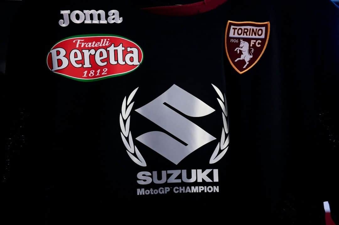 トリノFCさんのインスタグラム写真 - (トリノFCInstagram)「⚽️🏍️  Ecco la maglia speciale che indosseremo questa sera per celebrare la vittoria ottenuta da  @joanmir36official e da @suzukimotogp nel Campionato del Mondo MotoGP 2020😍  @suzuki_italia  #TorinoSampdoria #SempreForzaToro #SFT」12月1日 1時02分 - torinofc1906