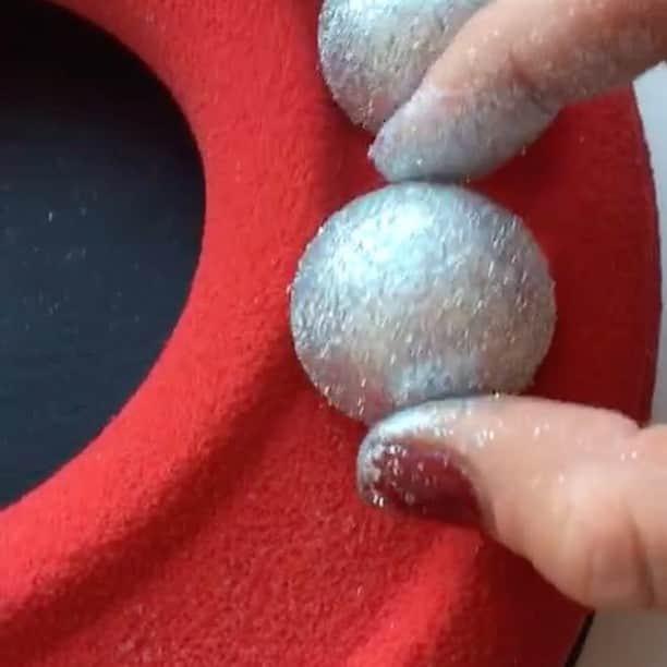 オリガ・ノスコワのインスタグラム：「These balls are made of champagne jelly🍾. . Have you seen this video before? The balls are coated in edible glitter, and I just love the way they sparkle! Very Christmassy🎄🎅 . . Who would like me to share the champagne jelly recipe on here?🙋🏼‍♀️. . Шарики - это желе из шампанского🍾. . Кто еще не видел этого видео? Обваливаю шарики в пищевом блеске. Мне так нравится как они блестят. Создают новогоднее настроение🎄🎅 . Нужен вам рецепт желе из шампанского?🙋🏼‍♀️」