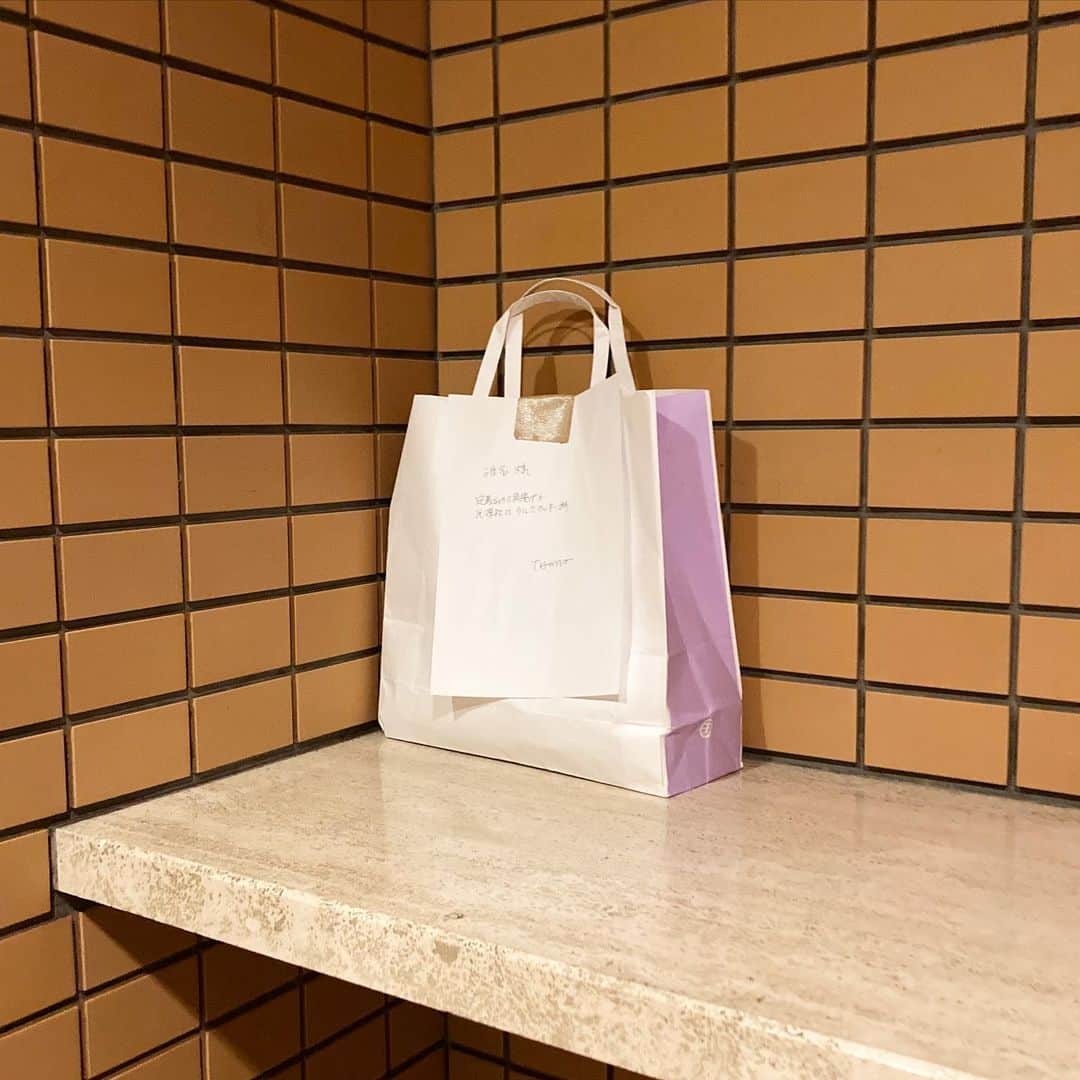椎名直子さんのインスタグラム写真 - (椎名直子Instagram)「帰宅したら、  タマンサベイビーからの お届けものが💛  こ、これは大好物や。  すこしの間ながめていたけど、  どうしても がまんできない〜っっ、、  美味しゅういただきました。  サクッとジュワッと💛  ありがと〜  #タマンサのお土産 #三角定義あぶらあげ」12月1日 1時12分 - natadecoco