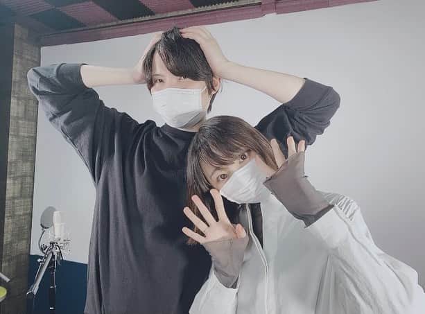 のインスタグラム：「🎙 急遽のドタバタにもかかわらず.. インスタライブで沢山歌っちゃった。見てくださった皆さんに感謝です！アーカイブは残したつもりが残ってなかったので、またやりますね(笑)リクエストソングも募集します〜 スペシャルピアノはSOY TOWNからMOJUでした〜♪即興演奏カッコ良かったね〜🌹 12/2はminthall、12/10はmikerrealism どちらも最高のライブになること間違いないので、是非チェックしてくださいね！ 、 #instalive #piano #live #music #sing #song #singersongwriter #thankyou #special #love」