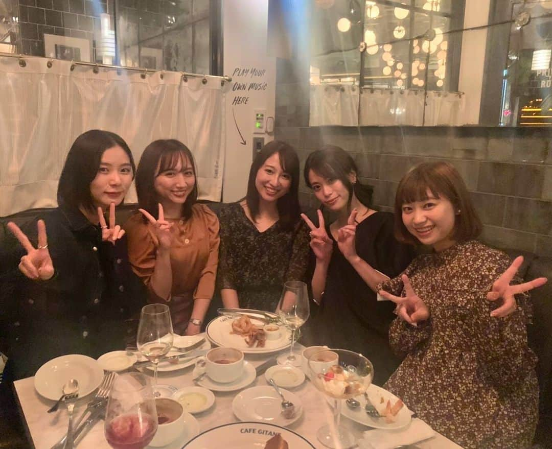 下田奈奈さんのインスタグラム写真 - (下田奈奈Instagram)「*﻿ 数ヶ月ほど前に﻿久々に大好きな ラブベリーナで集まれたときの#時差投稿 💕﻿ ﻿ 一枚目はふざけてラブベリーポーズ🥰❤️笑﻿ ﻿ 何年経っても集まった途端あの頃の﻿ 青春時代にタイムスリップする👱🏻‍♀️✨﻿ ﻿みんな大人になっても全然変わらない〜🤣🙌﻿ ﻿ ティーン雑誌ど真ん中世代の私にとっては﻿ ラブベリーもニコラもピチレもハナチューも﻿ 全部青春なんだけどみんなはどれ派だった🥺？﻿ ﻿ 私は出る前から元々ラブベリー派だったけど ﻿melonとCANDYも好きだったな🍈🍭﻿ （※同世代女子にしか伝わらない用語。笑）﻿ ﻿ きっとフォロワーさんにラブベリー世代多いと﻿ 思うので当時を思い出せるようにあだ名付きで💁🏼‍♀️﻿笑 ﻿ ◽️朝日奈央 あさひ☆ @pop_step_asahi ﻿ ◽️坂田梨香子 りか @rikakosakata_official ﻿ ◽️渡辺梨夏子 りぃこ @riiiico511 ﻿ ◽️稲垣梨奈 いなり @inaridon ﻿ ◽️下田奈奈 な〜な @shimodanana ﻿ ﻿ みんなのオススメで行ったカフェが美味しくて オシャレで個室でゆっくりできて良かった〜🍮﻿ 犬の足跡のカフェラテがめちゃ可愛い☕️🐶🐾﻿ ﻿ ﻿ #ラブベリー  #ラブベリーナ #青春時代  #時差投稿」12月1日 1時09分 - shimodanana