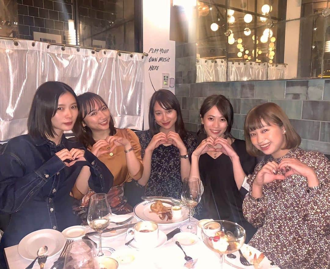 下田奈奈さんのインスタグラム写真 - (下田奈奈Instagram)「*﻿ 数ヶ月ほど前に﻿久々に大好きな ラブベリーナで集まれたときの#時差投稿 💕﻿ ﻿ 一枚目はふざけてラブベリーポーズ🥰❤️笑﻿ ﻿ 何年経っても集まった途端あの頃の﻿ 青春時代にタイムスリップする👱🏻‍♀️✨﻿ ﻿みんな大人になっても全然変わらない〜🤣🙌﻿ ﻿ ティーン雑誌ど真ん中世代の私にとっては﻿ ラブベリーもニコラもピチレもハナチューも﻿ 全部青春なんだけどみんなはどれ派だった🥺？﻿ ﻿ 私は出る前から元々ラブベリー派だったけど ﻿melonとCANDYも好きだったな🍈🍭﻿ （※同世代女子にしか伝わらない用語。笑）﻿ ﻿ きっとフォロワーさんにラブベリー世代多いと﻿ 思うので当時を思い出せるようにあだ名付きで💁🏼‍♀️﻿笑 ﻿ ◽️朝日奈央 あさひ☆ @pop_step_asahi ﻿ ◽️坂田梨香子 りか @rikakosakata_official ﻿ ◽️渡辺梨夏子 りぃこ @riiiico511 ﻿ ◽️稲垣梨奈 いなり @inaridon ﻿ ◽️下田奈奈 な〜な @shimodanana ﻿ ﻿ みんなのオススメで行ったカフェが美味しくて オシャレで個室でゆっくりできて良かった〜🍮﻿ 犬の足跡のカフェラテがめちゃ可愛い☕️🐶🐾﻿ ﻿ ﻿ #ラブベリー  #ラブベリーナ #青春時代  #時差投稿」12月1日 1時09分 - shimodanana