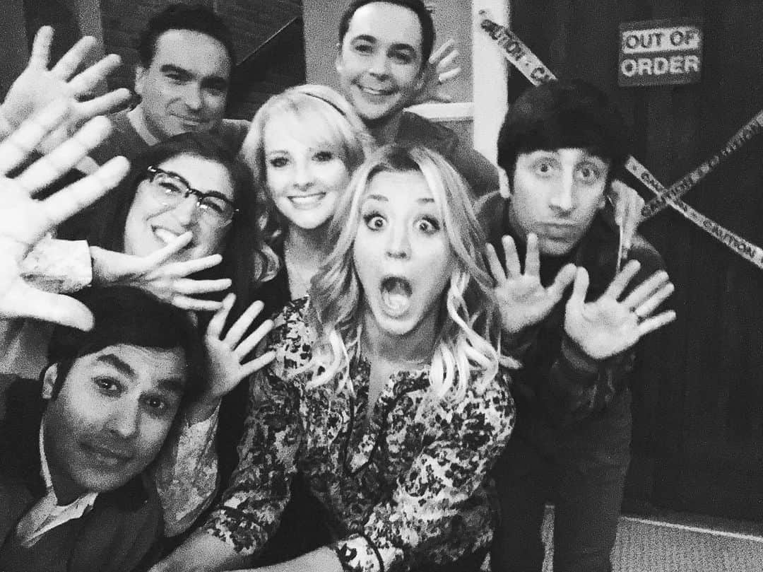 クナル・ネイヤーのインスタグラム：「Happy Birthday to the queen in the middle @kaleycuoco Thank you for always making sure we captured such heartwarming memories- I believe this was right before we started season 10. Love you sis, and miss you. Everyone watch @flightattendantonmax」