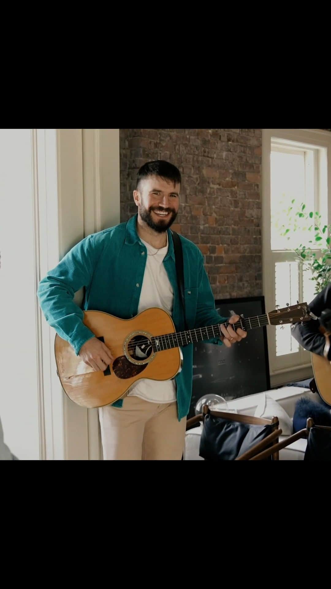 のインスタグラム：「I’ve been playing some blue grass music with my brother in law @masonjamesnolen this summer. He’s playing the mandolin here. He and I got together with @_gravydobro @ewinsor @thecodykilby and Greg Davis and played some songs on the @bobbybonesshow this morning.」