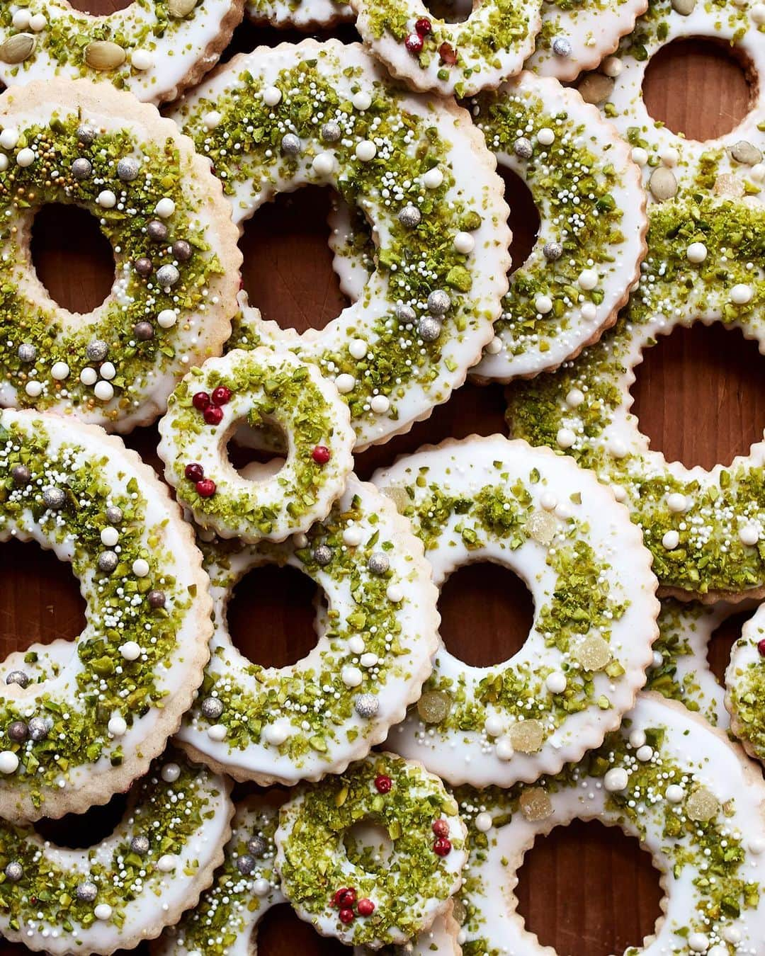 マーサ・スチュワートさんのインスタグラム写真 - (マーサ・スチュワートInstagram)「It's the most wonderful time of the year for baking! These pistachio wreath cookies gleamed and glimmered thanks to silver and gold chocolate pearls. Make a batch of these cookies for this season's virtual cookie swap (or just for snacking at home) with our recipe featured in our December issue or at the link in bio. 📷: @johnny_miller_ food styling by: @jessdamuck @moll_doll23 prop styling by: @tanyagraff1」12月1日 1時21分 - marthastewart