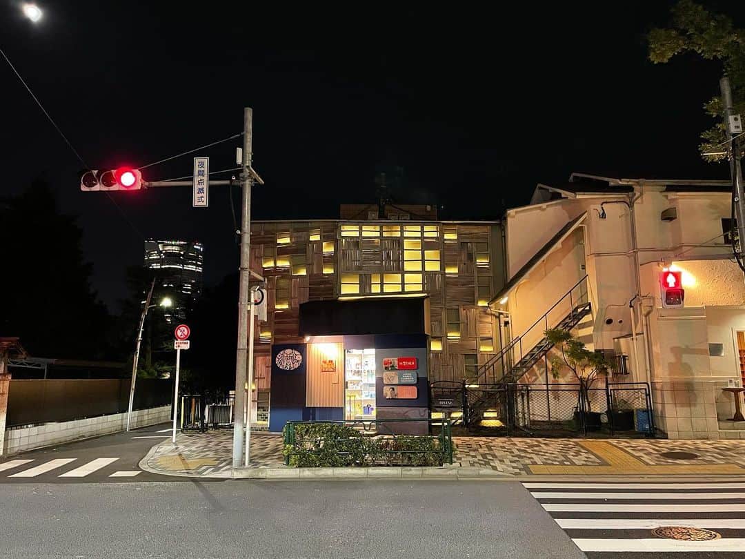 李千鶴のインスタグラム：「ほぼ日のTOBICHIが青山から神田に引っ越しです。 ありがとう青山のTOBICHI！たくさんのたのしいことが起きた思い出深きだいじな場所。」