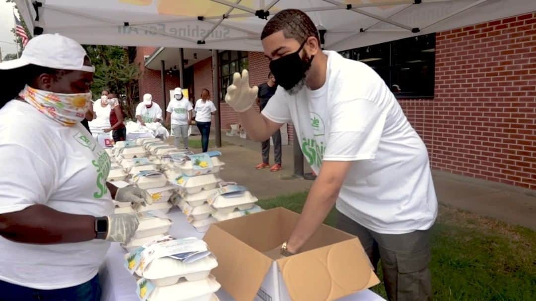 Dole Packaged Foods（ドール）のインスタグラム：「Happy #MississippiDay! We're honored to have the support of Mayor Chokwe Antar Lumumba behind our #SunshineForAll program as we work with the community to address food insecurity in Mississippi's capital city.」