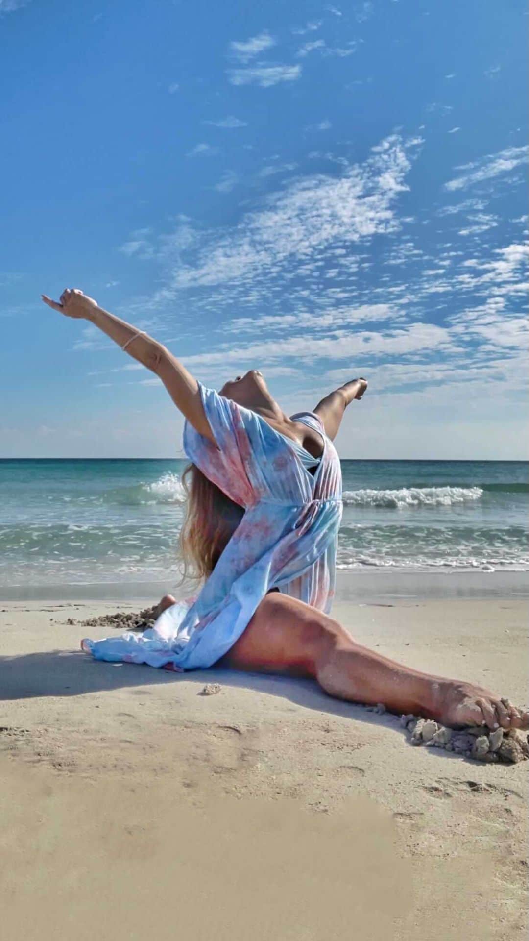 キノ・マクレガ―のインスタグラム：「Space is the most abundant element in the universe. Realizing the basic quality of emptiness is an awakening of truth. We often fail to take space when we need it, but with practice we can learn how to give ourselves (and ultimately our whole world) what we truly need. _ Practice with me Wednesday’s at 1 pm only on @omstarsofficial  _ Join my Dominican Republic retreat in January. Details in my bio and @wellxplored  _ #yoga #yogi #miami #miamibeach #1111 #fullmoon #ashtanga #splits #hanumanasana #omstars  🙏💕」