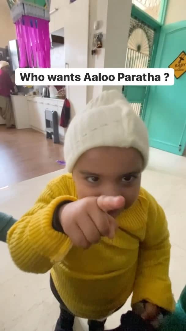 Gaurav Tanejaのインスタグラム：「Who wants Aaloo Paratha ?? @rasbhari.taneja  #flyingbeast」