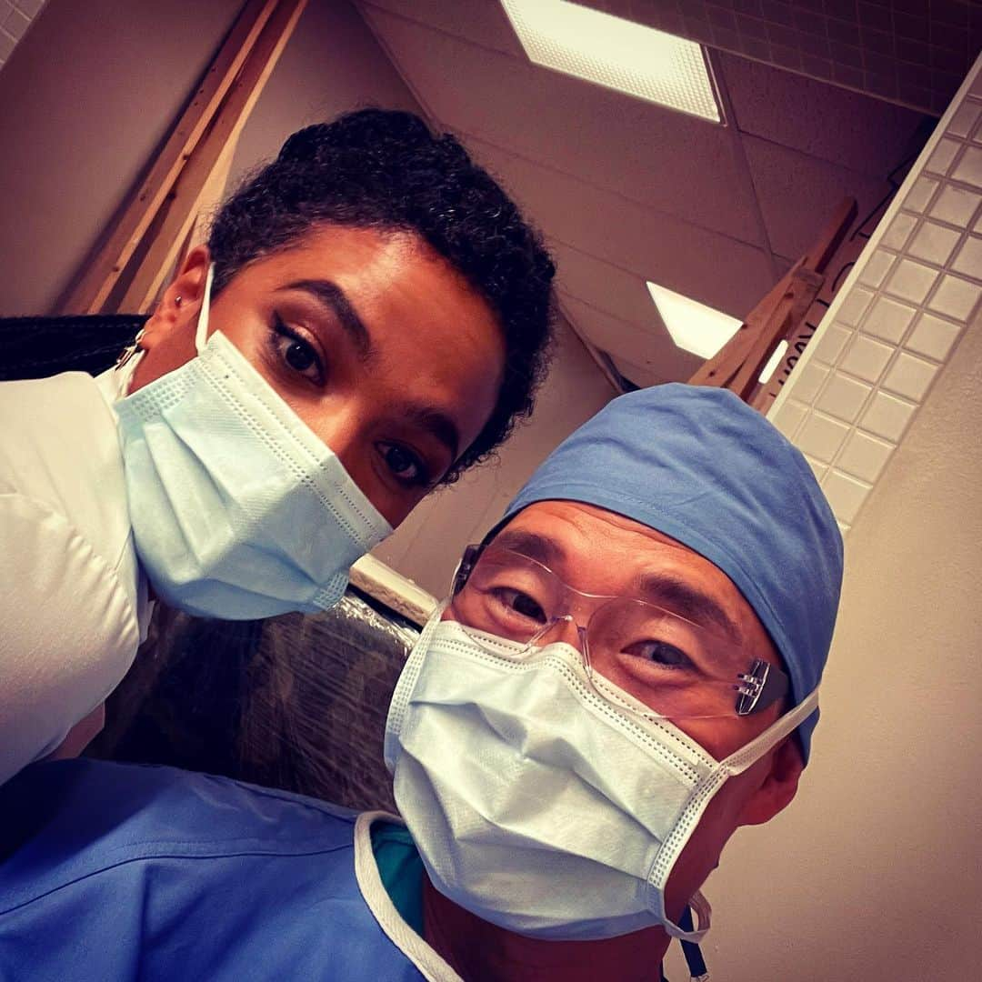 ダニエル・デイ・キムさんのインスタグラム写真 - (ダニエル・デイ・キムInstagram)「Every time I “gown up” to play a doctor on tv, I’m reminded of the real life first responders who continue to fight for us every single day. Grateful to them- and this stellar scene partner, @freemaofficial. @nbcnewamsterdam #damfam #mondaymusings」12月1日 1時37分 - danieldaekim