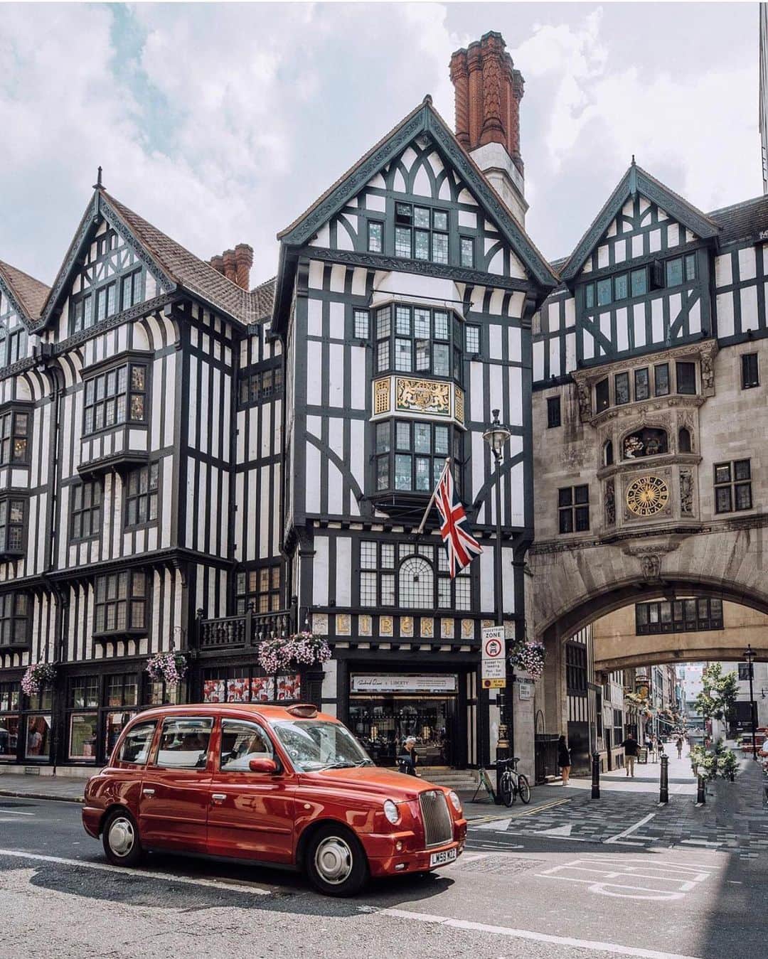 Lonely Planetのインスタグラム：「Sometimes a little pop of red is all you need.   📷 via @zorymory  📍London #lonelyplanet #london #englandtravel」