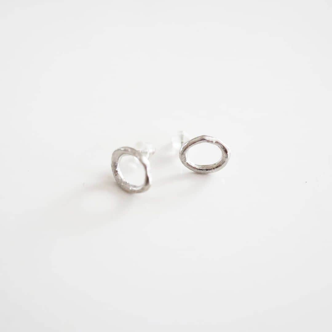 のインスタグラム：「silver pierce · 溶けたようなオーバル形 · #joueri#アクセサリー#ピアス#彫金#シルバー#銀#銀925#銀950 #ハンドメイドアクセサリー#fashion#ootd#outfit#code#coordinate#style#ファッション#コーディネート#コーデ#プチプラ#プチプラコーデ#シンプルコーデ#mamagirl#locari#partegram#カジュアル#お洒落さんと繋がりたい」