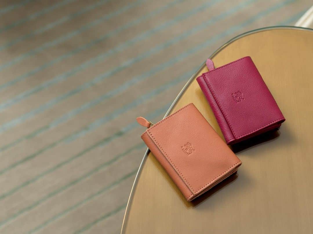 イルビゾンテのインスタグラム：「An Il Bisonte wallet is not just a wallet. Produced with infinite love for fine quality leathers and absolute devotion to the Florentine tradition, each accessory in the FW20 collection is a real masterpiece of handmade workmanship. #ilbisonte #madeinitaly #leatherwallets #sustainability」