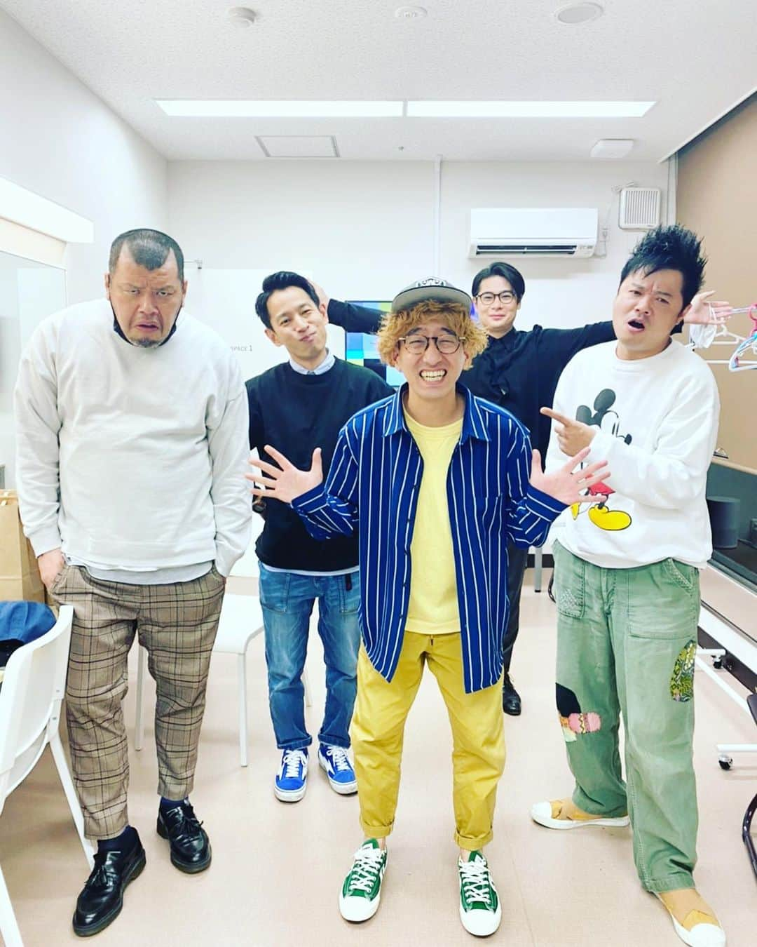 ボン溝黒さんのインスタグラム写真 - (ボン溝黒Instagram)「11/29 トーキョーファイナルボンざわーるど #ゲストとお客さんが最高でした #ボンはいつも通りでした #これにて #ピン芸人を終えました #そして #17年の東京吉本所属も終了しました #トーキョーで出会った人街猫 #全て運命だと思いました #東京は最後まで最高でした #また来ます #バイバーイ  #12月より大阪吉本新喜劇所属となりました #ボンざわーるど #です」12月1日 1時53分 - bontheworld