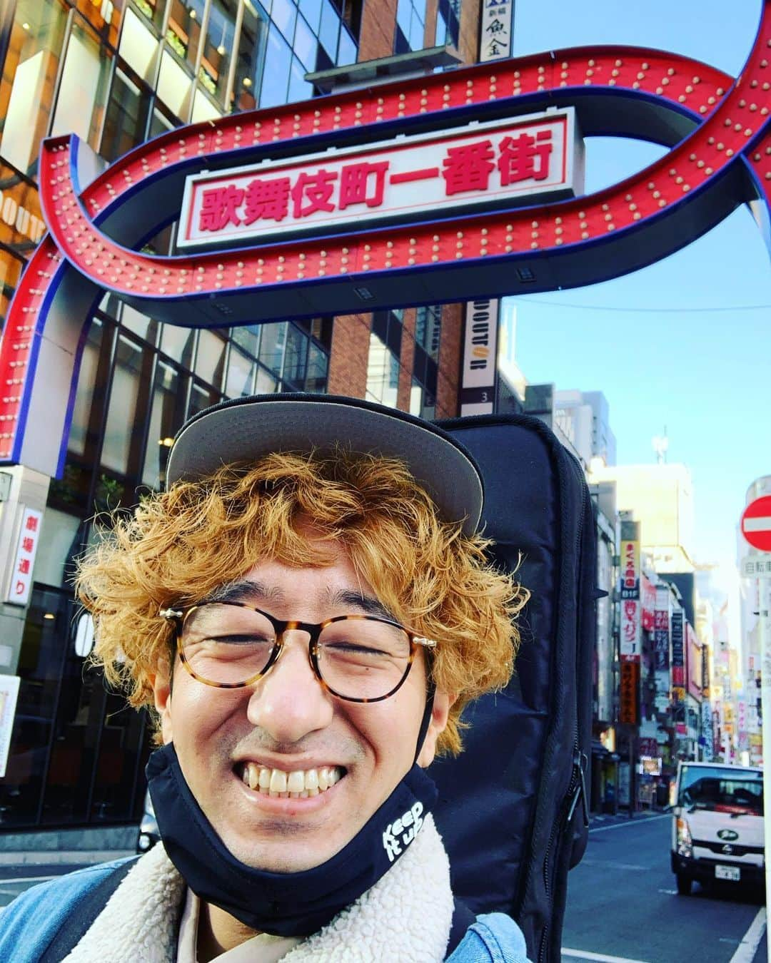 ボン溝黒さんのインスタグラム写真 - (ボン溝黒Instagram)「11/29 トーキョーファイナルボンざわーるど #ゲストとお客さんが最高でした #ボンはいつも通りでした #これにて #ピン芸人を終えました #そして #17年の東京吉本所属も終了しました #トーキョーで出会った人街猫 #全て運命だと思いました #東京は最後まで最高でした #また来ます #バイバーイ  #12月より大阪吉本新喜劇所属となりました #ボンざわーるど #です」12月1日 1時53分 - bontheworld