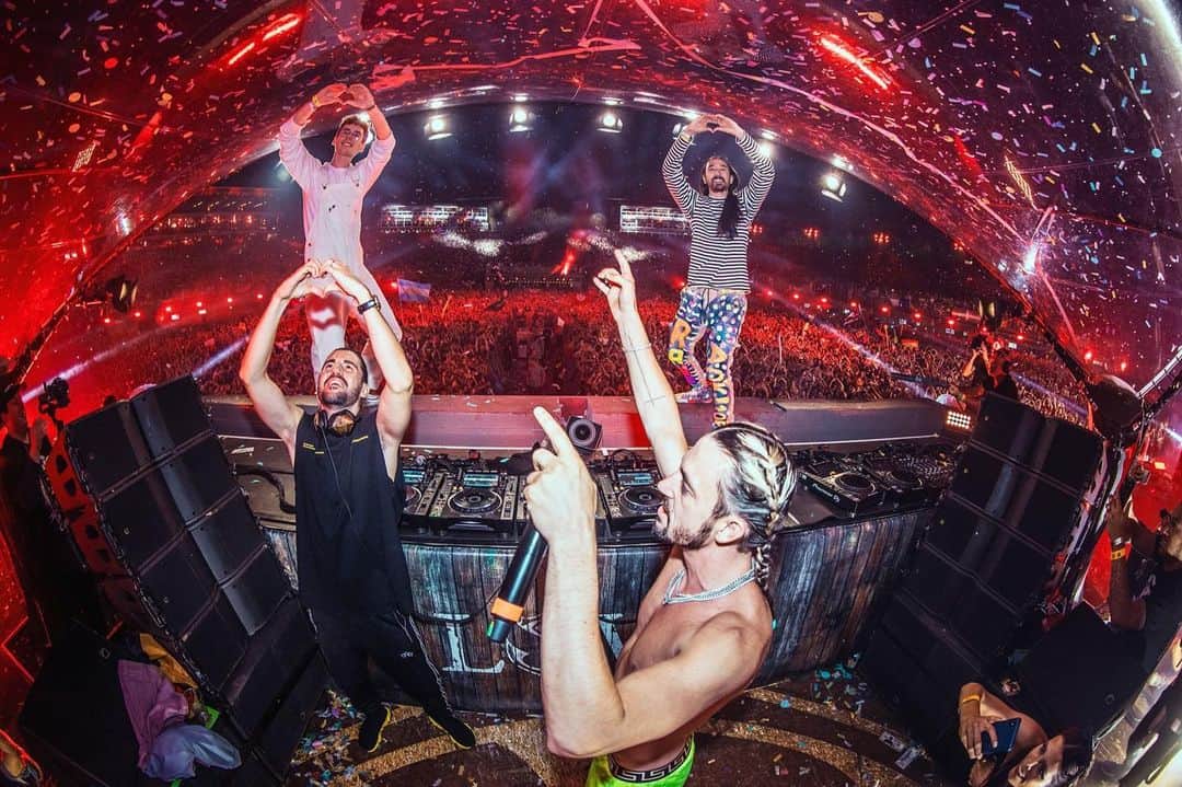 Dimitri Vegas & Like Mikeさんのインスタグラム写真 - (Dimitri Vegas & Like MikeInstagram)「Happy birthday to our fam @steveaoki and @lostfrequencies ❤️We can’t wait to cake both of you 🤪」12月1日 2時05分 - dimitrivegasandlikemike