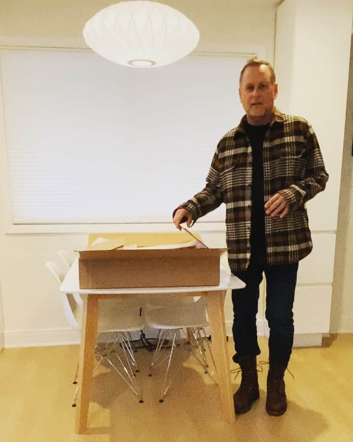 デイブ・クーリエのインスタグラム：「Early Christmas at my house! Watch my follow-up post to see what I got! Thank you @detroitredwings @adidashockey @nhl #cutitout #icehockey #hockey #hockeyplayer #outdoorsman」
