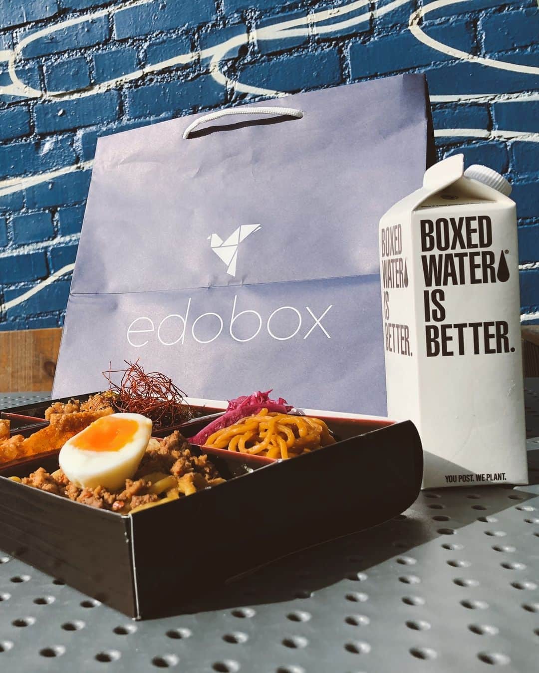 BoxedWaterさんのインスタグラム写真 - (BoxedWaterInstagram)「We are teaming up with @edobox_by_makoto for Giving Tuesday to plant more trees! 🎁🍣 Edobox is a new bento box experience located in the heart of Main Street Santa Monica offering customizable, modern Japanese food. For each pick-six bento box ordered, we will plant 3 trees with the National Forest Foundation. 🌲 Head to the link in our bio to learn more about our partnership!」12月1日 2時00分 - boxedwater