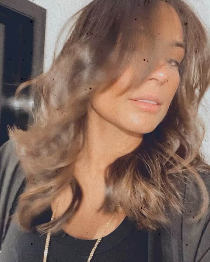 Ana Brenda Contrerasのインスタグラム：「Fresh chandelier layers who dis?   @leannecitrone 💇🏻‍♀️   “Great you’re ready for nothing “ me dice 😂 pos ya estoy lista pa mi cumple y no hacer nada 😂😂😂  💕❤️」