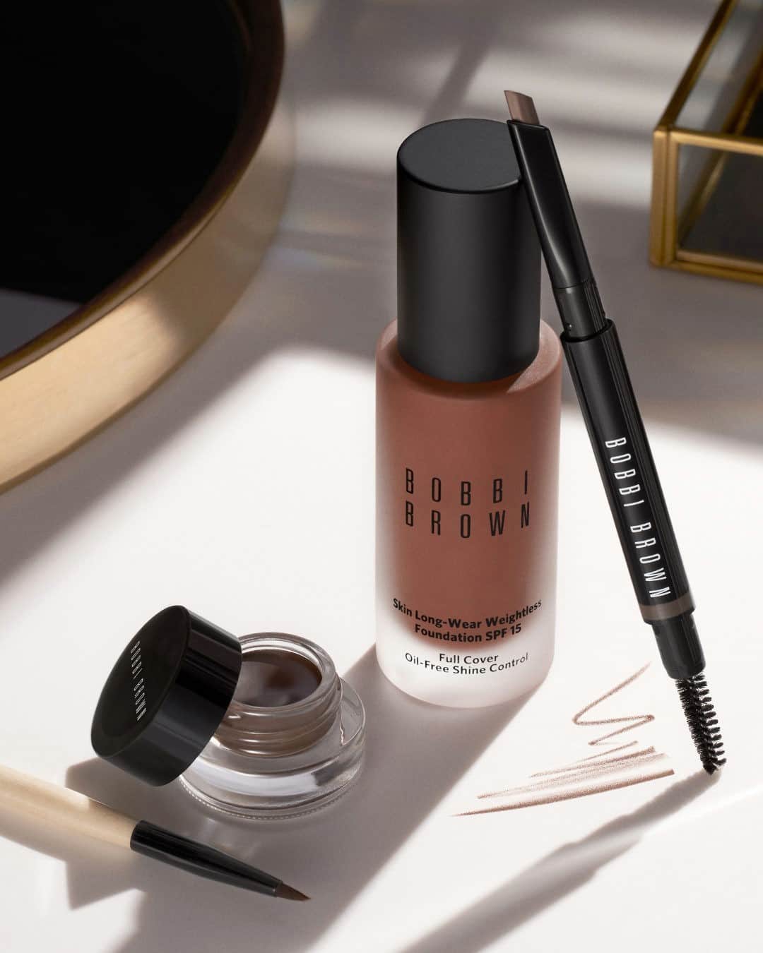 のインスタグラム：「Pull your look together in no time. Master the five-minute face with this pared-down routine.  Minimalist must-haves: • Skin Long-Wear Weightless Foundation SPF 15: Natural, skin-true coverage with lifeproof wear • Long-Wear Gel Eyeliner: The ease of a pencil, creaminess of a gel • Perfectly Defined Long-Wear Brow Pencil: The everything brow tool for subtle-to-structured looks  #bobbibrown #skinlongwear #fallmakeuplook #everydaymakeup #makeup #makeuplook」