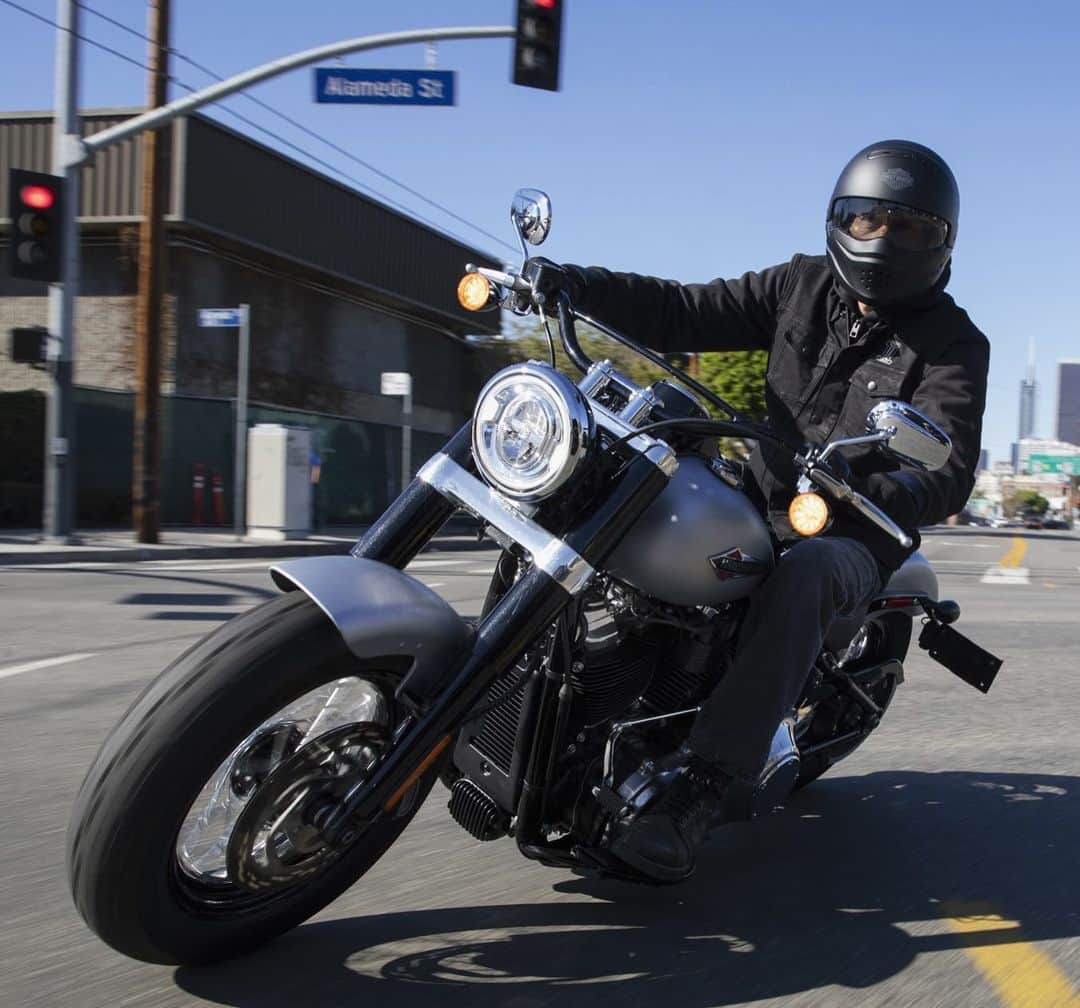 Harley-Davidson Japanさんのインスタグラム写真 - (Harley-Davidson JapanInstagram)「理想を追い求めろ。#ハーレー #harley #ハーレーダビッドソン #harleydavidson #バイク #bike #オートバイ #motorcycle #ソフテイルスリム #softailslim #flsl #ソフテイル #softail #ミルウォーキーエイト #milwaukeeeight #ライド #ride #アーバン #urban #2020 #自由 #freedom」12月1日 2時00分 - harleydavidsonjapan