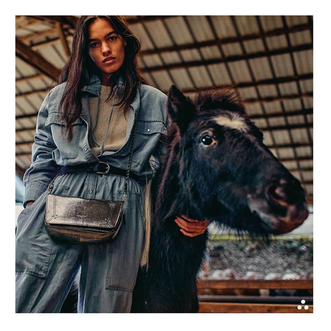 ジェロームドレイフュスのインスタグラム：「Everyone's drawn to #JeromeDreyfussBobi now available in a new small but perfectly formed size . . Art Direction & Photo @germainchauveau Style @claire_dhelens Model @imnotgrace #jeromedreyfuss #jeromedreyfussbobiS #bobiS #rootsdeluxe #aw20」