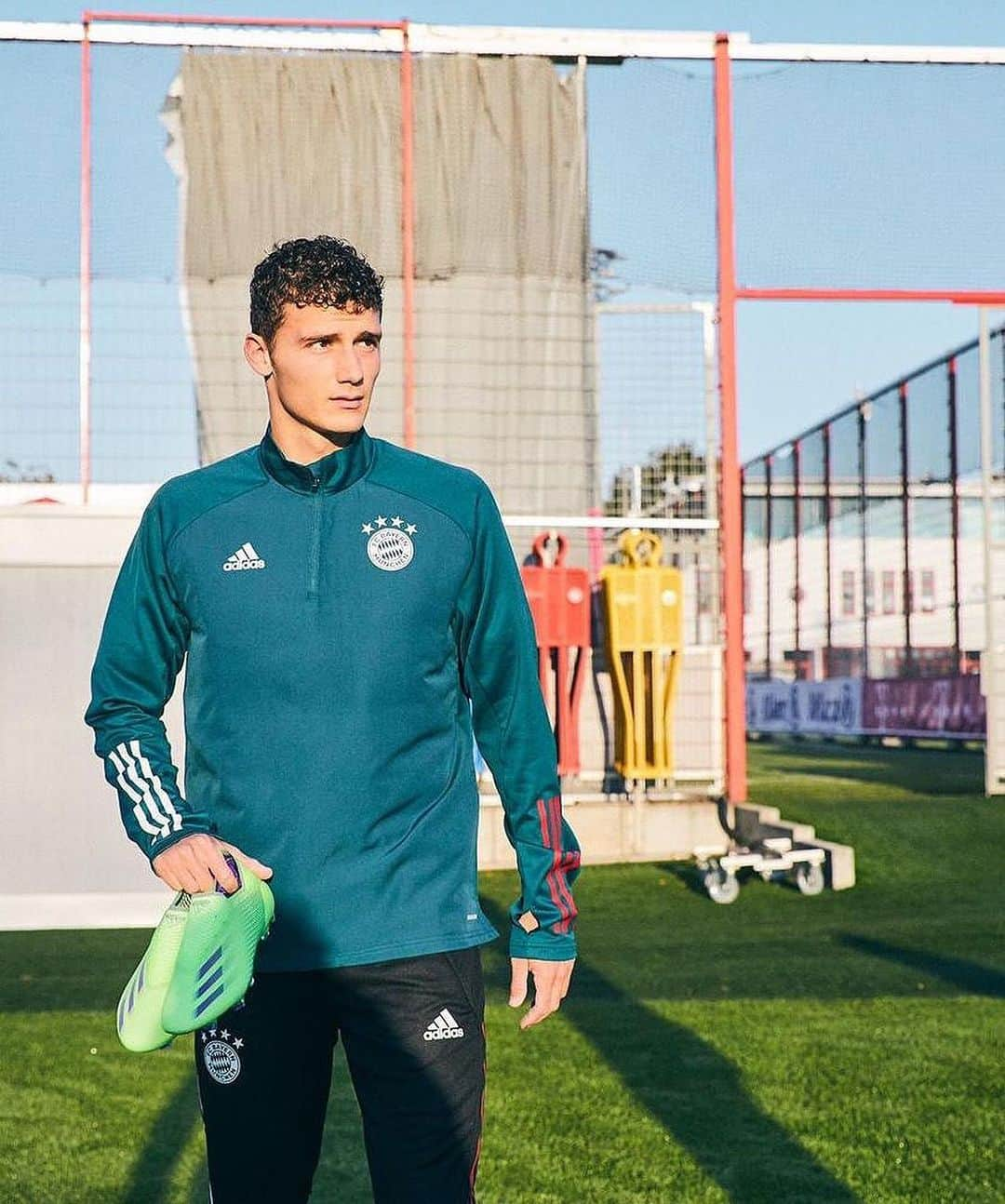 ベンジャマン・パヴァールのインスタグラム：「Back at it ! Monday training with the #Xghosted 🚀🚀 @adidasfootball @fcbayern」