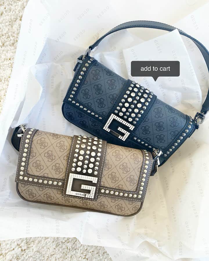 ゲスのインスタグラム：「one for me, one for you 👜 link in bio to shop the #cybermonday event #GiftMeGUESS」