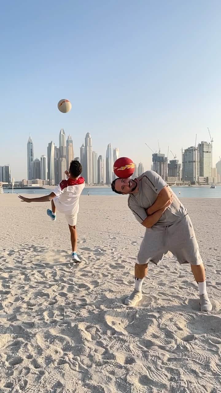ショーン・ガルニエのインスタグラム：「Who want to see the behind the scenes ?? 😄😂🔥 @mehdi_amri_10  Thanks for your accuracy 😂   #urbanball #seangarnier #skills #urbanballer #Dubai #freestyle #trickshot #shoot #beach #sun #streetsoccer」