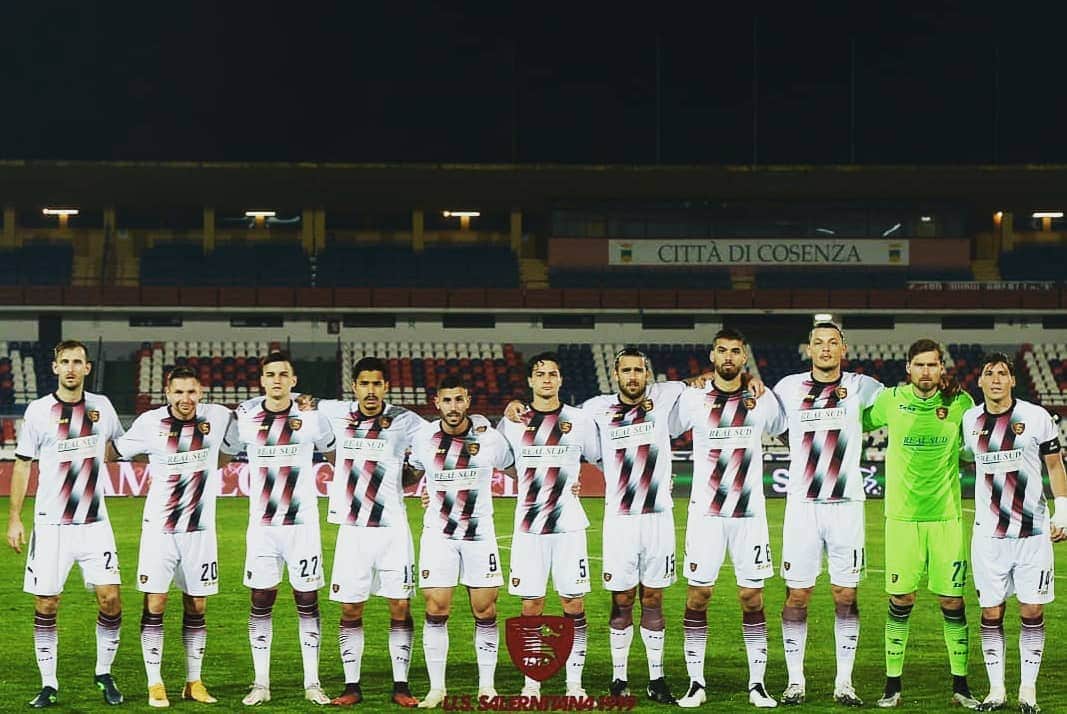 ノルベルト・ジェンベールのインスタグラム：「Vittoria importante +3 💪🇱🇻⚽️ @ussalernitana1919official #forzasalernitana #forzagranata #team #victory #hardwork」
