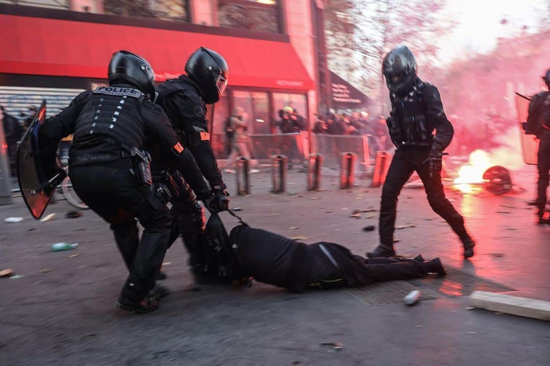 AFP通信さんのインスタグラム写真 - (AFP通信Instagram)「#AFPrepost 📷 @ameer_alhalbi - The day that I will never forget !⁣ ⁣ Protesters clash with French police, during a protest against the 'global security' draft law, which Article 24 would criminalise the publication of images of on-duty police officers with the intent of harming their 'physical or psychological integrity', in Paris, on November 28, 2020.⁣ ⁣ Dozens of rallies are planned on November 28 against a new French law that would restrict sharing images of police, only days after the country was shaken by footage showing officers beating and racially abusing a black man.⁣ ⁣ 📸 @ameer_alhalbi for @afpphoto⁣ ⁣ #France #Paris #Protest #securiteglobale #Police #Photojournalism #Photography #AFP #AFPPhotob」12月1日 2時15分 - afpphoto