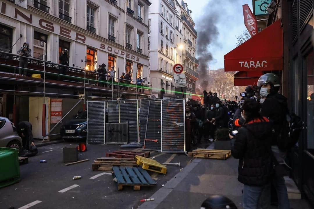 AFP通信さんのインスタグラム写真 - (AFP通信Instagram)「#AFPrepost 📷 @ameer_alhalbi - The day that I will never forget !⁣ ⁣ Protesters clash with French police, during a protest against the 'global security' draft law, which Article 24 would criminalise the publication of images of on-duty police officers with the intent of harming their 'physical or psychological integrity', in Paris, on November 28, 2020.⁣ ⁣ Dozens of rallies are planned on November 28 against a new French law that would restrict sharing images of police, only days after the country was shaken by footage showing officers beating and racially abusing a black man.⁣ ⁣ 📸 @ameer_alhalbi for @afpphoto⁣ ⁣ #France #Paris #Protest #securiteglobale #Police #Photojournalism #Photography #AFP #AFPPhotob」12月1日 2時15分 - afpphoto
