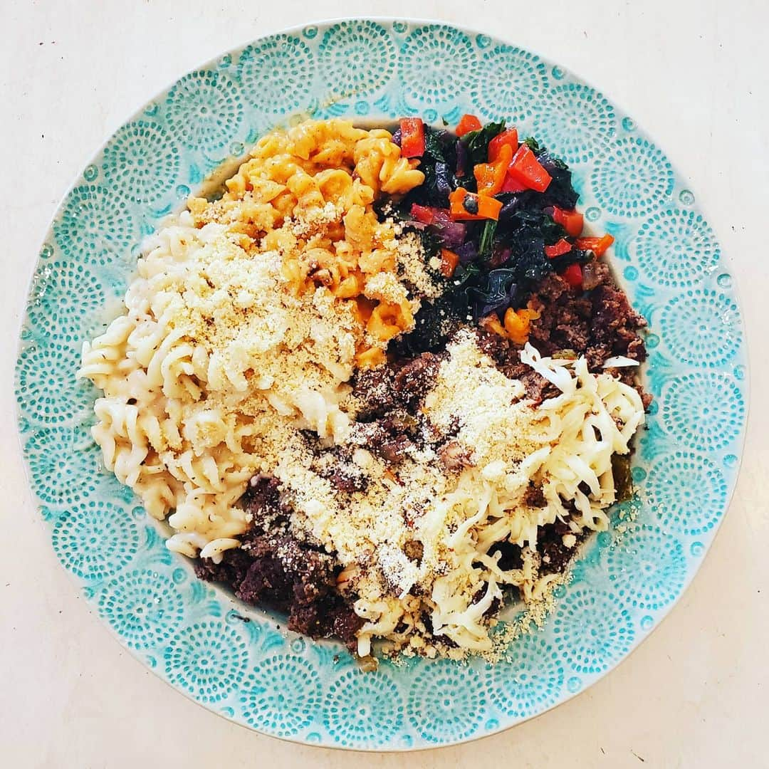 ガソリングラマーさんのインスタグラム写真 - (ガソリングラマーInstagram)「PLANT BASED TRUFFLE CHEDDAR MAC N CHEESE + KALE SALAD + CHEESE STUFFING #GASOLINEKITCHEN 🧀🍝🥗🥬🧄🧅🍄🌶 @hungryveganlion #stuffing #macncheese #macaroniandcheese #kalesalad @doublebatcheese #truffle sauce #parm #almondcheese  @andean.dream #GLUTENFREE #fusilli #pasta  @risebrewingco #oatmilk  #vegan #veganfood #whatveganseat #plantbased #vegetarian #VEGANGOOD #vegansofig #veganfoodie #foodie #plantbased #plantbasedfood #plantbasedfoodie @gasolineglamour #gasolineglamour  @gtfoitsvegan #gtfoitsvegan  @marketbox.sd  #marketboxsd」12月1日 2時19分 - gasolineglamour