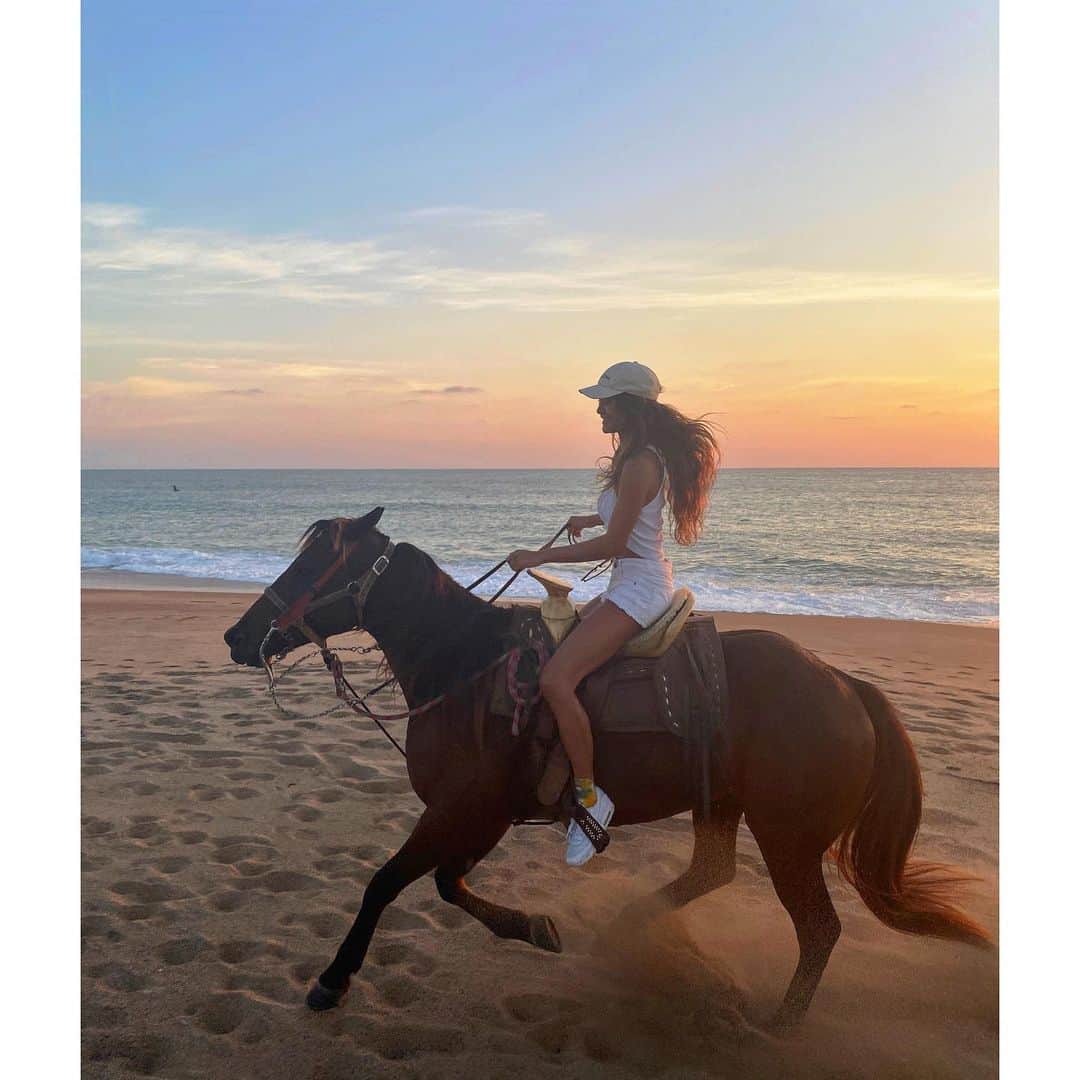 ジェラ・マリアーノのインスタグラム：「Sagittarius season 🏹🐎」