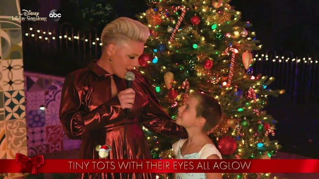 アメリカン・ブロードキャスティング・カンパニーのインスタグラム：「@pink is helping make the season bright during the #DisneyHolidaySingalong TONIGHT at 8|7c on ABC! 🎄✨」
