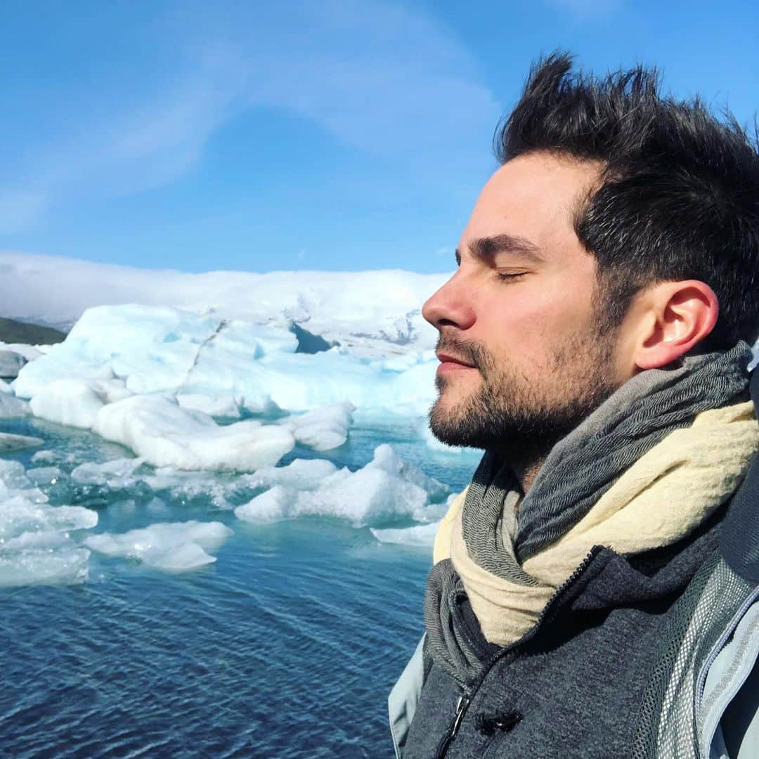 ブラント・ドーハティのインスタグラム：「Me when it gets even slightly chilly outside」