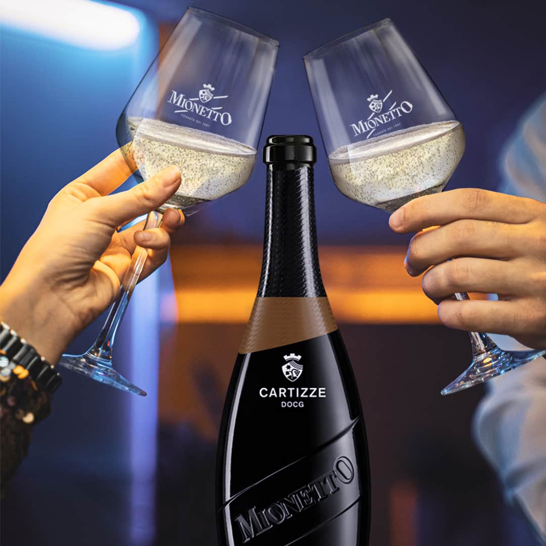 のインスタグラム：「Un brindisi che avvicina al Natale: elegante, armonico e dai riflessi dorati.⁣ ⁣ Acquista Cartizze DOCG Dry - Luxury Collection - direttamente sul nuovo e-shop Mionetto e ricevila direttamente a casa 👉Link in Bio 🍾⁣ #mionettoprosecco #mionettoinsieme #mionettoeshop⁣ ⁣ Bevi Mionetto responsabilmente」