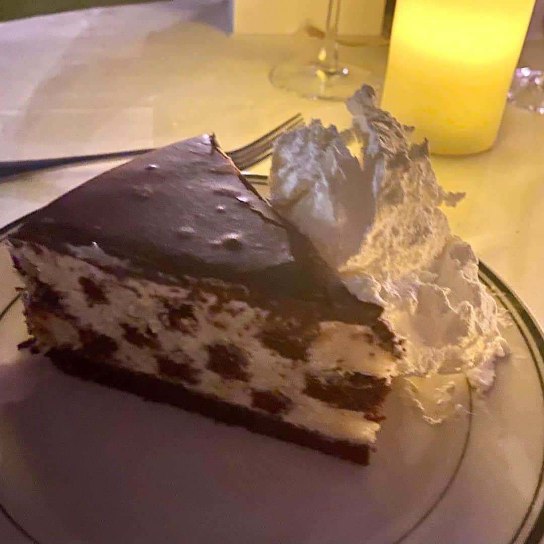 和央ようかさんのインスタグラム写真 - (和央ようかInstagram)「Frank’s favorite cake  @ladymcakes  Delicious birthday cake 🍰   フランクがバースデーケーキに🎂 @ladym.waikikitea のこのチェッカーが食べたい❣️との事でお店にお願いして持ち込みしました🙏 @wolfgangswaikiki さん有難うございました😊  キャンドル吹き消す前、かなり本気でmake a wish しておりました😆  いやー、これは確かに持ち込みたい美味しさでございました🙏 かなり食べ過ぎたけど、幸せだからよいか😜たくさん泳ぎまーす💪😅  #takakoworldstylin🌎 #lifestyle #hawaii #birthday #birthdaycake #yokawao #和央ようか」12月1日 2時45分 - yokawao0215