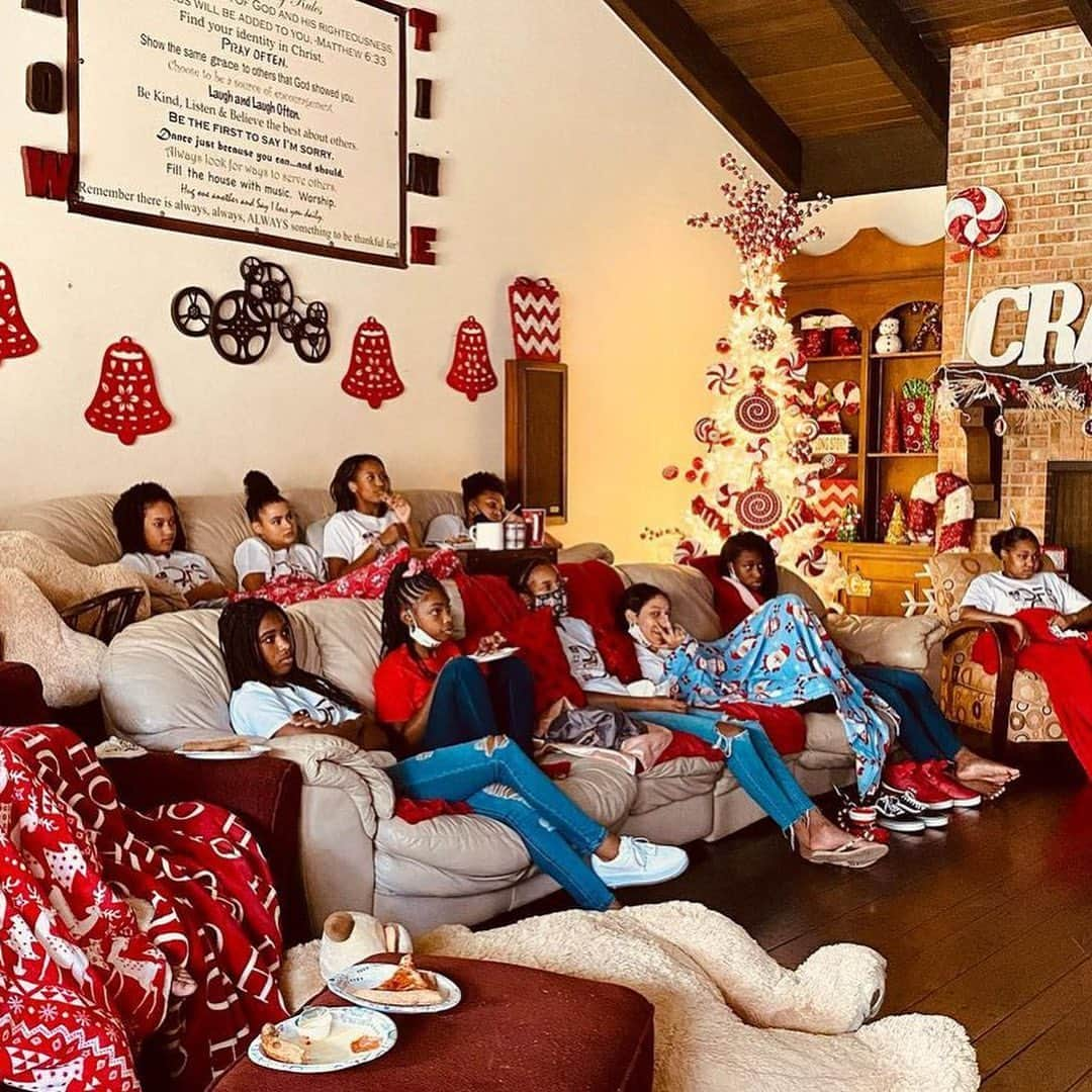 ションダ・ライムズさんのインスタグラム写真 - (ションダ・ライムズInstagram)「This. --- DFS ❤️ DADA Hot Chocolate Nutcracker #DanceDreams Watch Party with these Teammates!  . What a privilege to watch @therealdebbieallen inspire these aspiring dancers.  . Thank you Mrs. Allen, @officialdadance, @shondarhimes and @netflix for this amazing opportunity!!  #representationmatters  #debbieallendanceacademy #debbieallen #hotchocolatenutcracker」12月1日 2時47分 - shondarhimes