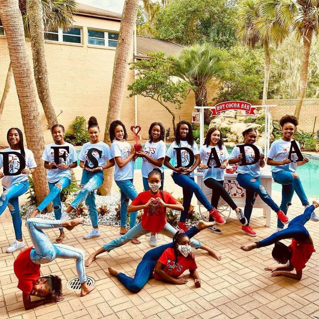 ションダ・ライムズさんのインスタグラム写真 - (ションダ・ライムズInstagram)「This. --- DFS ❤️ DADA Hot Chocolate Nutcracker #DanceDreams Watch Party with these Teammates!  . What a privilege to watch @therealdebbieallen inspire these aspiring dancers.  . Thank you Mrs. Allen, @officialdadance, @shondarhimes and @netflix for this amazing opportunity!!  #representationmatters  #debbieallendanceacademy #debbieallen #hotchocolatenutcracker」12月1日 2時47分 - shondarhimes
