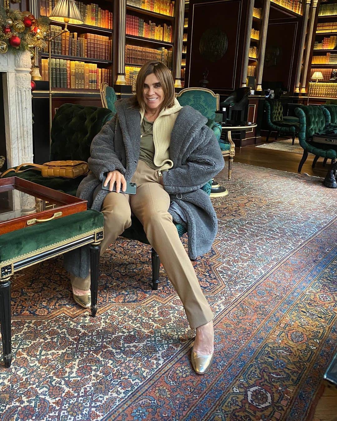 カリーヌ・ロワトフェルドのインスタグラム：「It’s the golden shoes for me ✨」