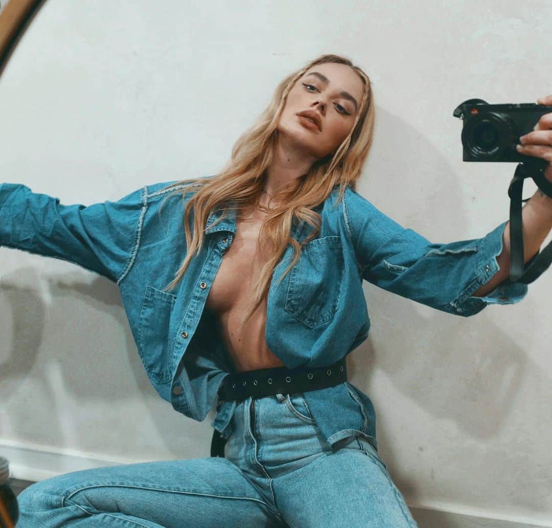 SONYA ESMANのインスタグラム：「and the canadian tuxedo strikes again @prettylittlething」