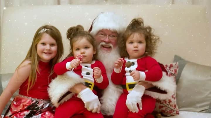 のインスタグラム：「Cherishing these moments when they’re young 🎄It’s been so heart-warming looking back on these memories. #ChristmasThroughYourEyes」